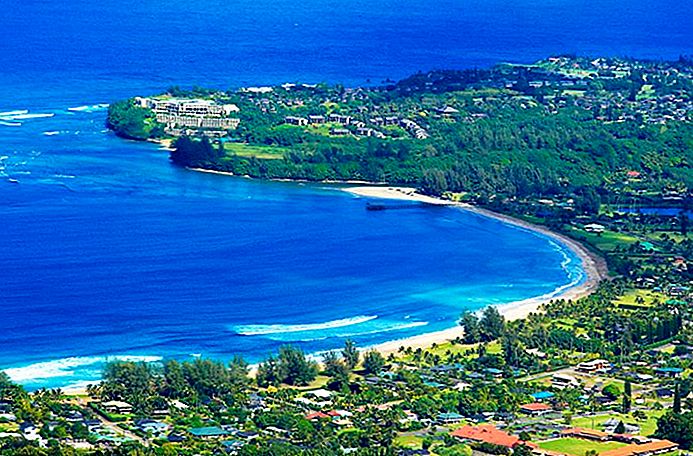 9-top-rated-tourist-attractions-on-kauai-6 Hanalei.jpg