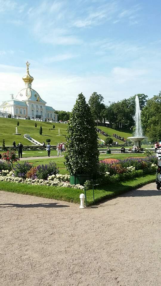 러시아의 성 피터스버그의 여름궁전 정원.jpg