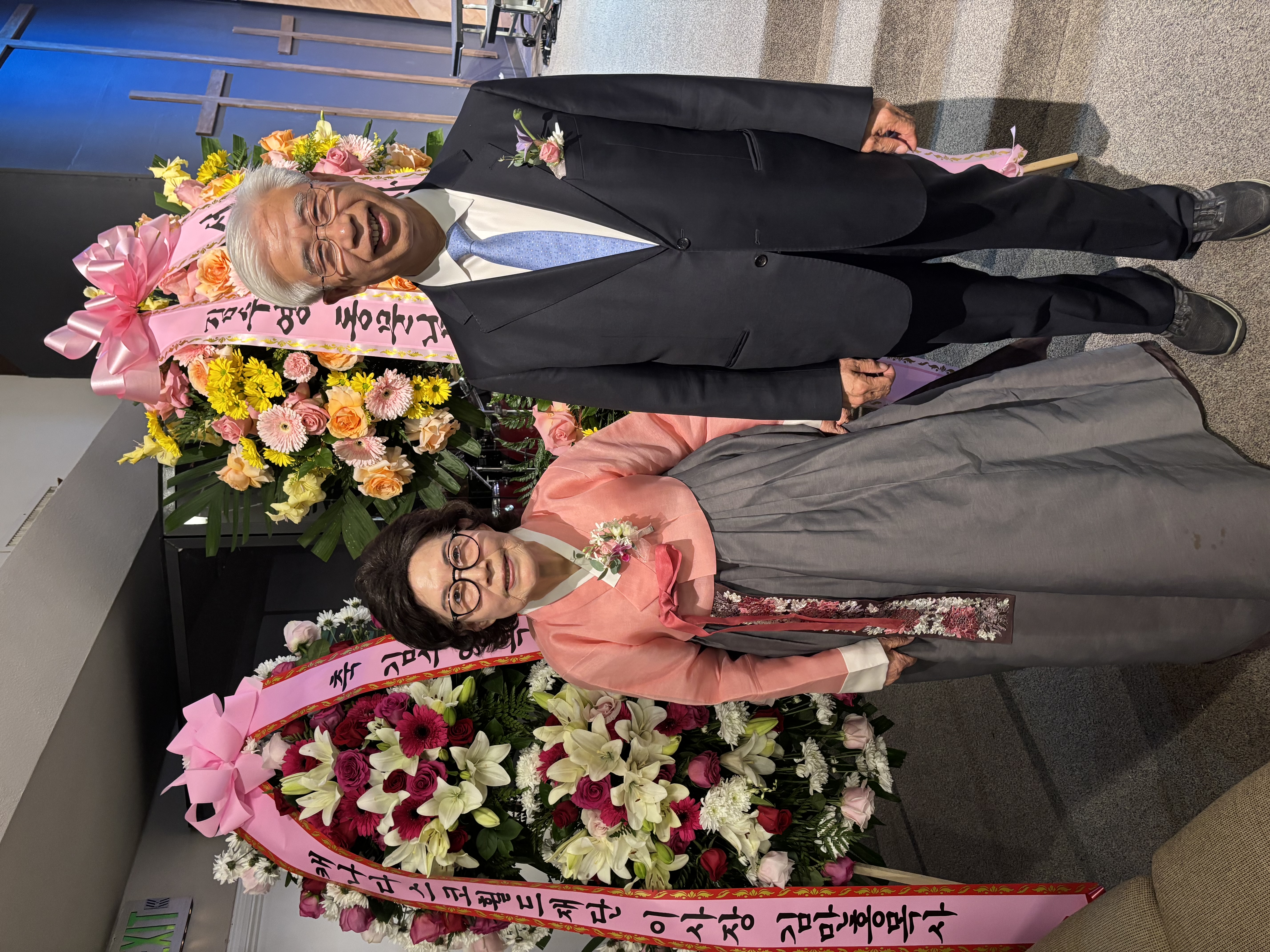 김만홍 목사님과 화환앞에서 (1).jpg2.jpg