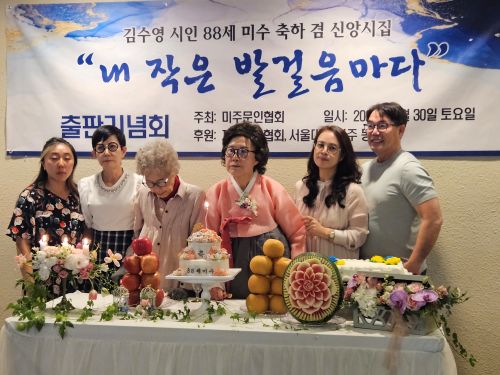 만찬 후 축하 케이크 앞에서.jpg